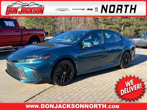 Used 2025 Toyota Camry SE image 1