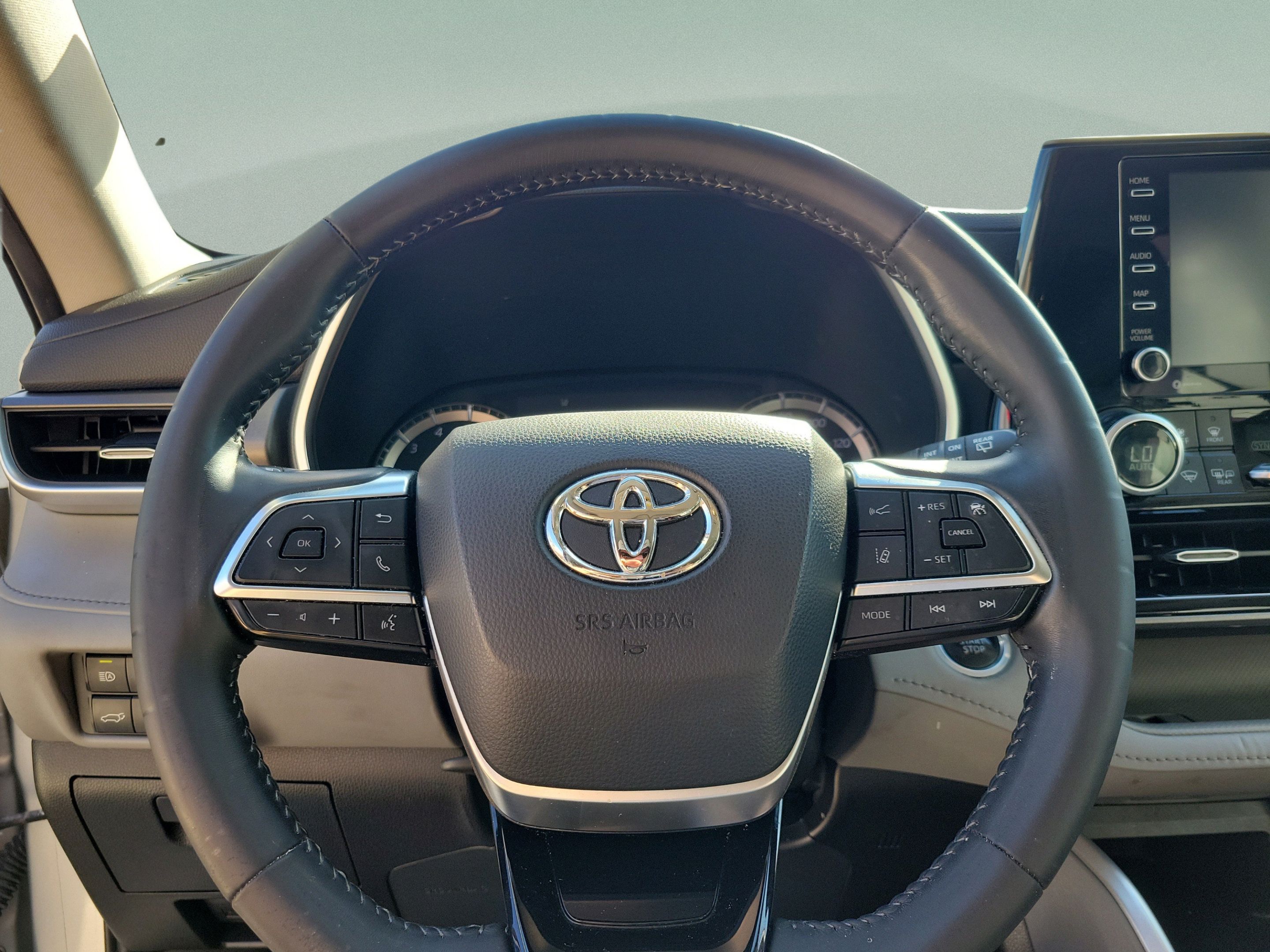 Used 2021 Toyota Highlander XLE FWD image 12
