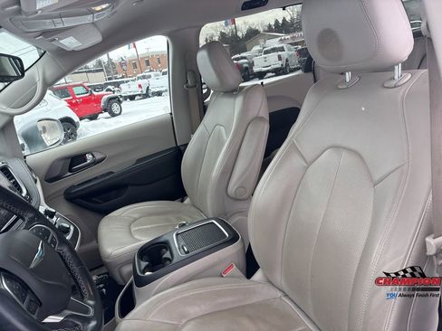 Used 2021 Chrysler Pacifica Touring-L image 26