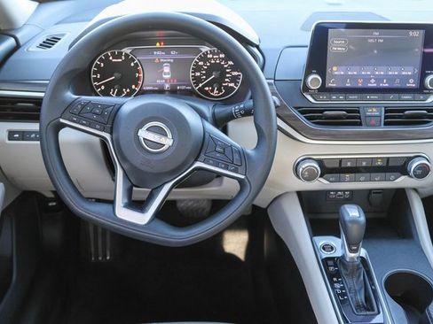 Used 2025 Nissan Altima 2.5 SV image 17