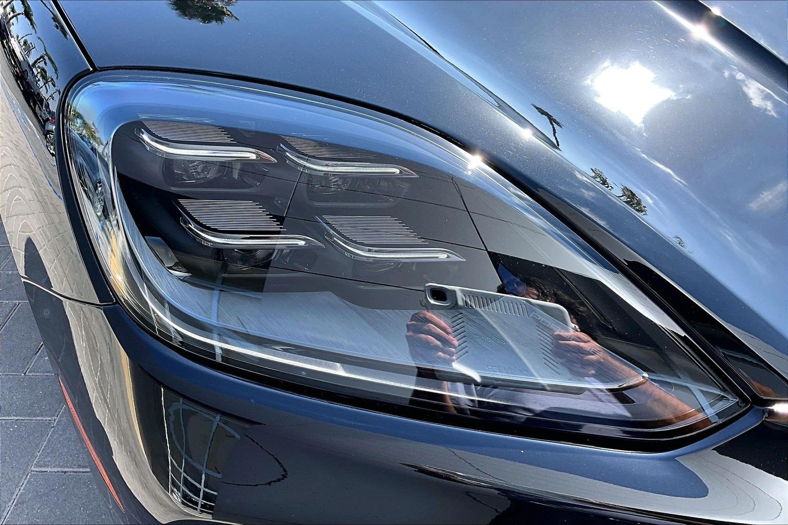 Certified 2025 Porsche Cayenne E-Hybrid Coupe w/ Premium Package Plus AWD/4WD image 28