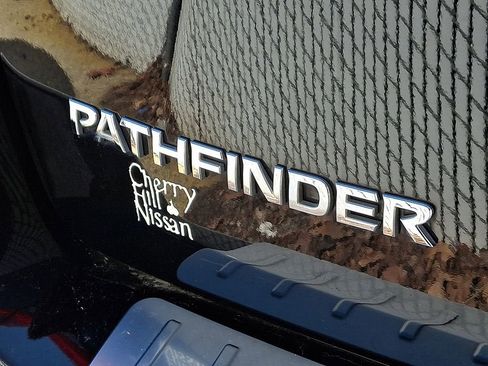 Used 2018 Nissan Pathfinder SV w/ SV Tech Package image 9