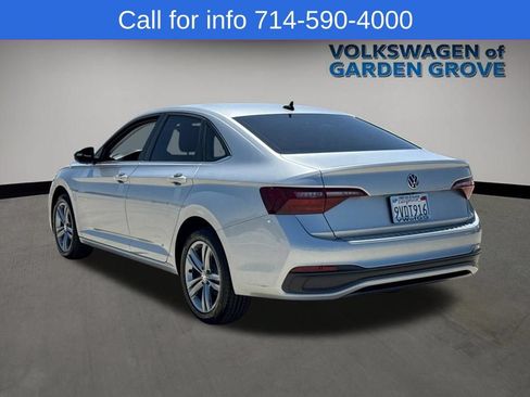 Used 2023 Volkswagen Jetta SE FWD image 6