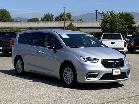 Used 2024 Chrysler Pacifica Touring FWD image 45