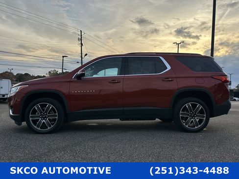 Used 2021 Chevrolet Traverse LT image 2