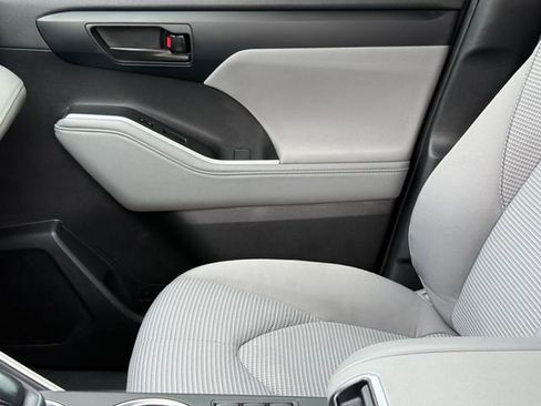 Used 2023 Toyota Highlander L FWD image 9