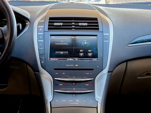 Used 2016 Lincoln MKZ image 17