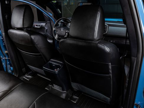 Used 2019 Toyota Tacoma TRD Off-Road image 30