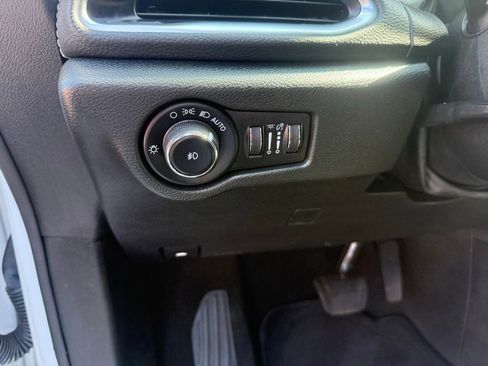 Used 2023 Chrysler Pacifica Limited w/ Uconnect Theater Family Group FWD image 14