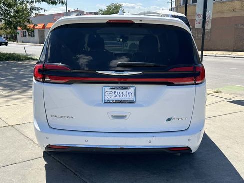 Used 2021 Chrysler Pacifica Touring-L FWD image 6