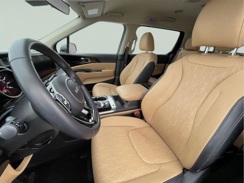 Used 2023 Kia Carnival EX image 14
