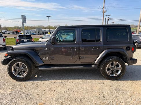 Used 2018 Jeep Wrangler Unlimited Sahara AWD/4WD image 2