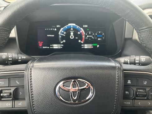 Used 2025 Toyota Sequoia Limited image 17