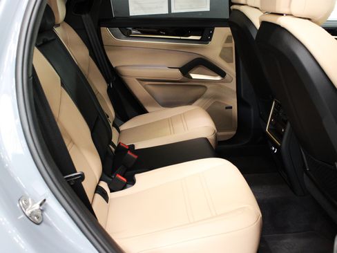 Used 2025 Porsche Cayenne Turbo AWD/4WD image 29
