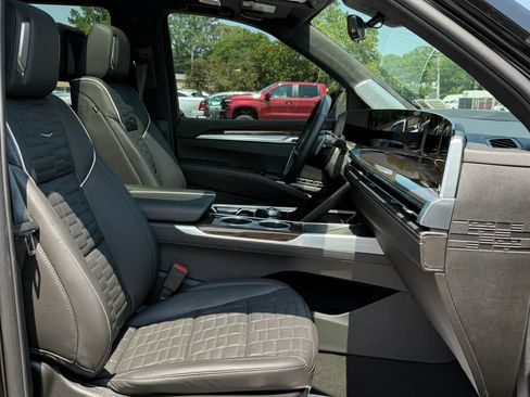 Used 2025 Cadillac Escalade Sport Platinum w/ LPO, ONYX Package AWD/4WD image 21