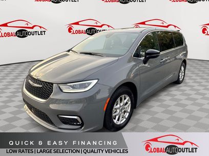 Used 2025 Chrysler Pacifica Select