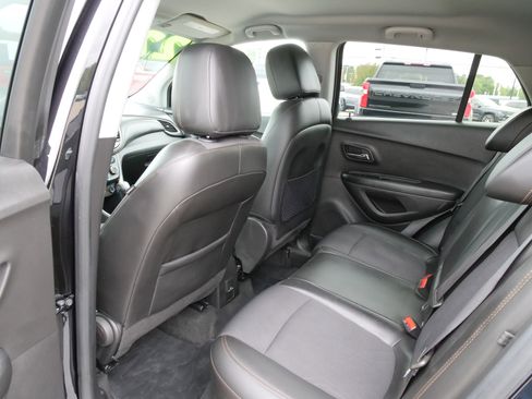 Certified 2022 Chevrolet Trax LT w/ Midnight Edition image 15