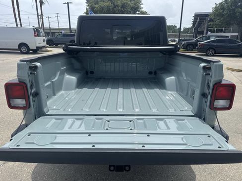 Used 2023 Jeep Gladiator Overland w/ Popular Equipment Package AWD/4WD image 8