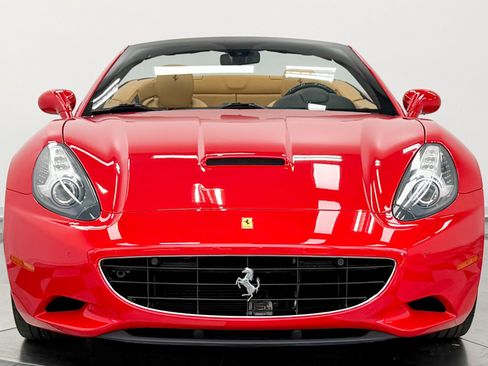 Used 2014 Ferrari California RWD image 4