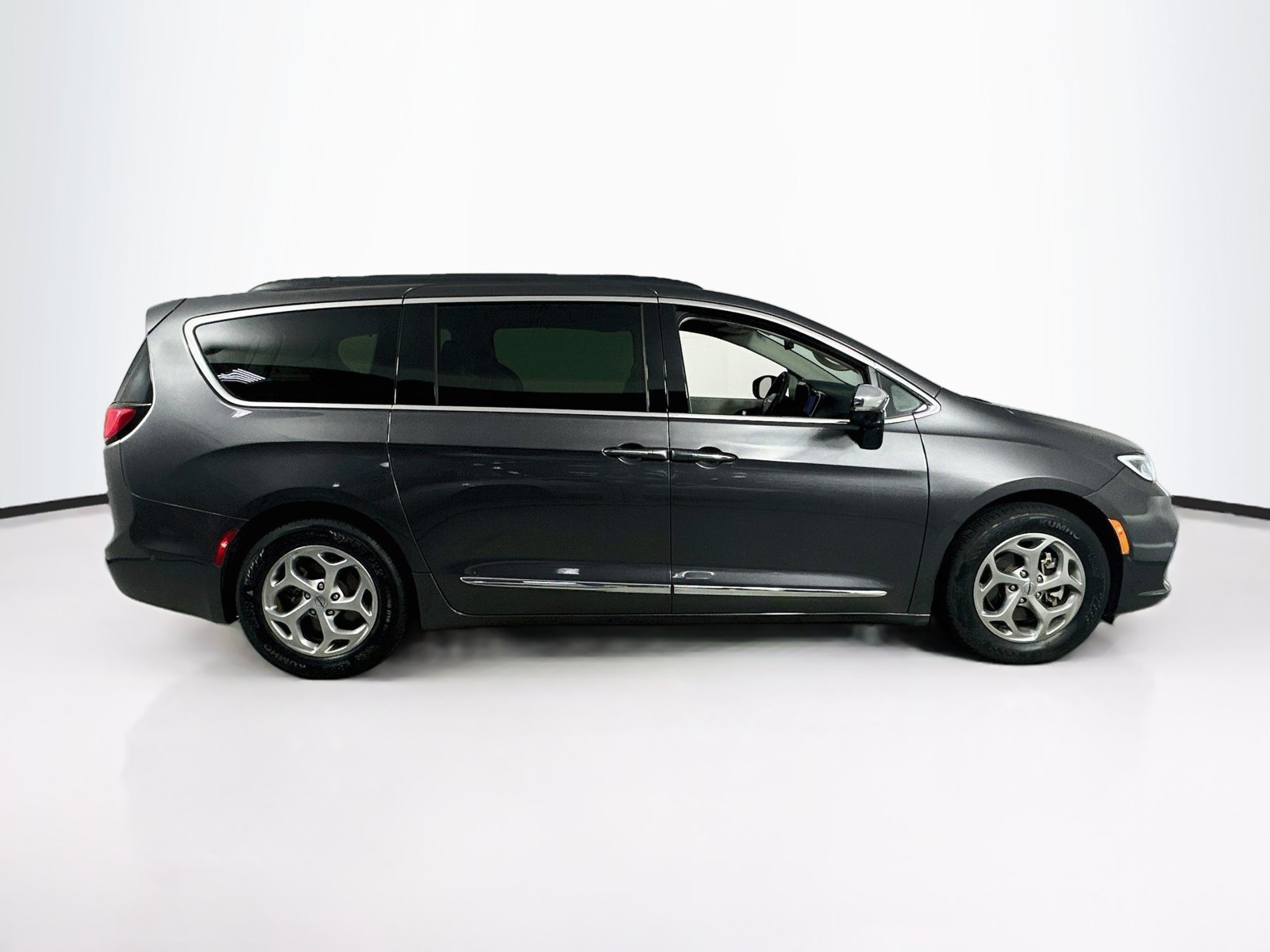 Used 2023 Chrysler Pacifica Limited w/ Trailer Tow Group FWD image 4