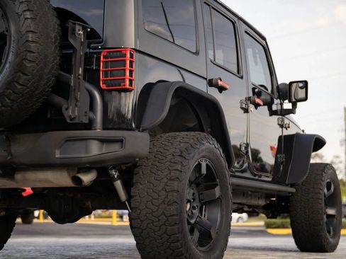 Used 2015 Jeep Wrangler Unlimited Rubicon AWD/4WD image 18