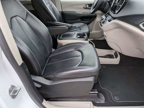 Certified 2023 Chrysler Pacifica Touring-L image 29