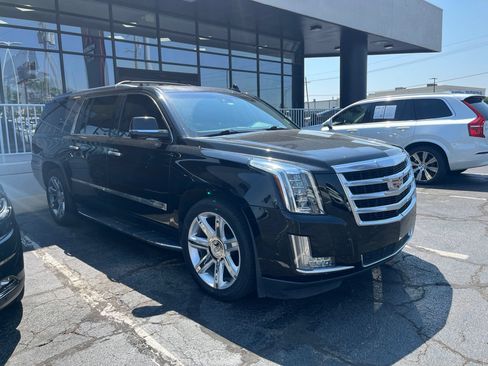 Used 2017 Cadillac Escalade ESV Luxury AWD/4WD image 5