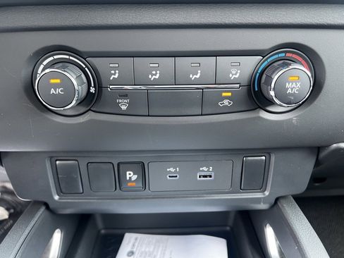 Used 2025 Nissan Frontier SV image 16