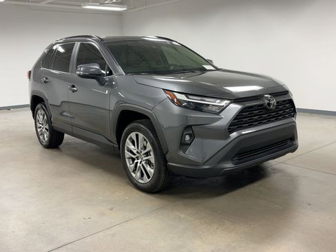 Used 2022 Toyota RAV4 XLE Premium image 7