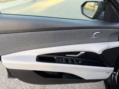 Used 2022 Hyundai Elantra Limited image 17