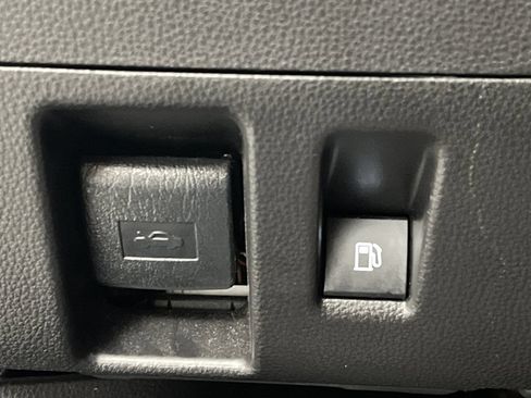 Used 2025 Toyota Highlander XLE FWD image 60