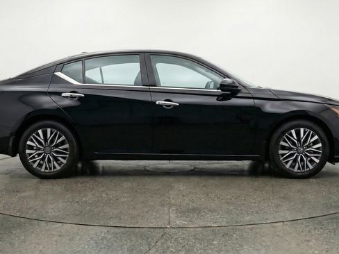 Used 2025 Nissan Altima 2.5 SV image 11