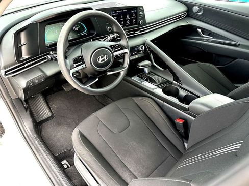 Used 2025 Hyundai Elantra Blue image 16