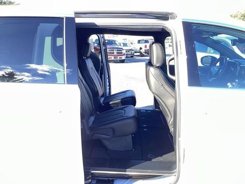 New 2026 Chrysler Pacifica Select image 18