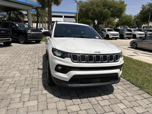 Used 2024 Jeep Compass Latitude AWD/4WD image 17