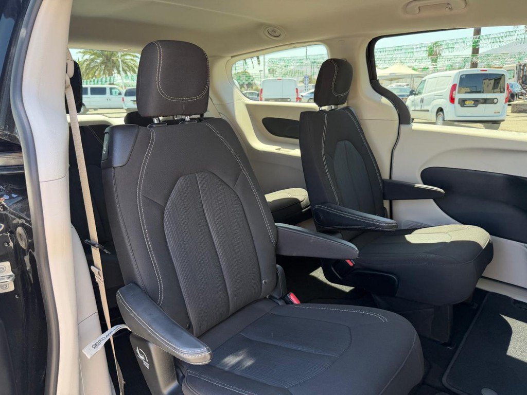 Used 2020 Chrysler Voyager LX FWD image 41