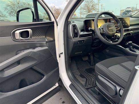 Certified 2025 Kia Sorento LX image 13