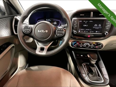Used 2025 Kia Soul LX w/ LX Technology Package FWD image 6