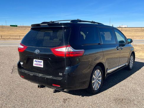 Used 2016 Toyota Sienna XLE Premium image 5