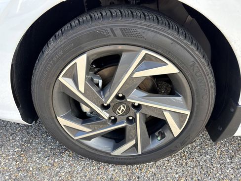Used 2025 Hyundai Elantra Sport FWD image 11
