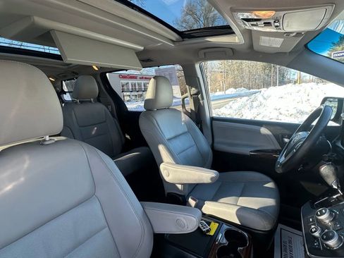 Used 2015 Toyota Sienna Limited image 34