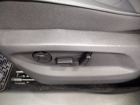 New 2025 Volkswagen Tiguan SE image 21