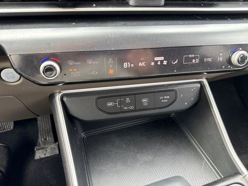 Used 2025 Kia Carnival image 27