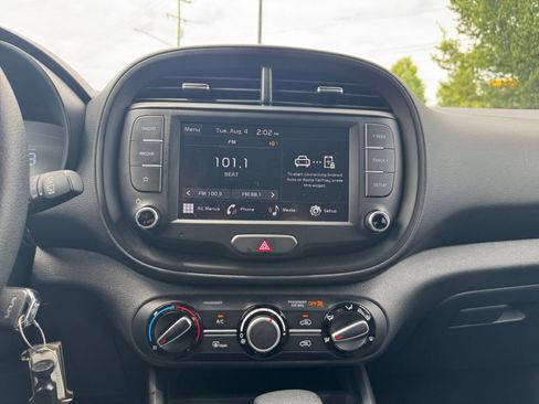 Used 2025 Kia Soul LX w/ LX Technology Package FWD image 16