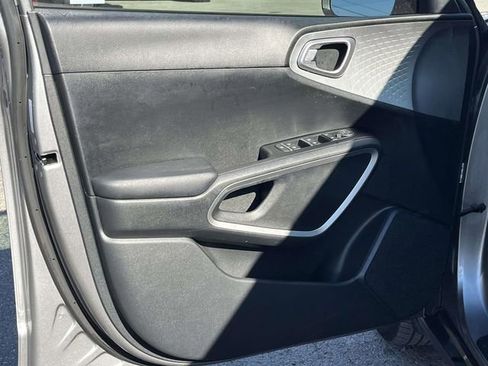 Used 2023 Kia Soul LX w/ LX Technology Package image 14