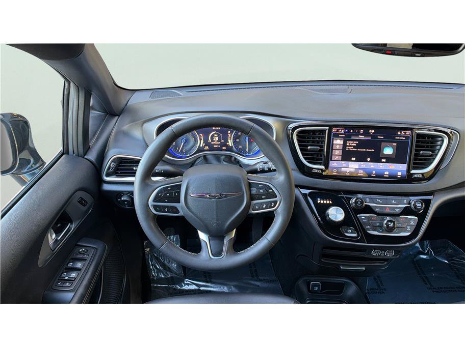 Used 2025 Chrysler Pacifica Select FWD image 33