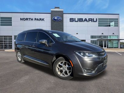 Used 2017 Chrysler Pacifica Limited w/ Advanced Safetytec Group