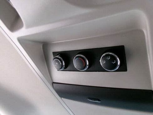 Used 2016 Chrysler Town & Country Touring FWD image 20
