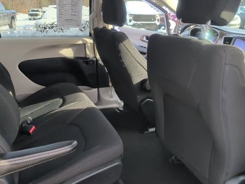 Used 2021 Chrysler Voyager L image 32