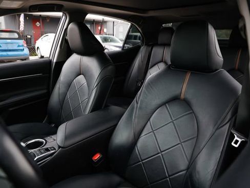 Used 2019 Toyota Camry XLE image 9